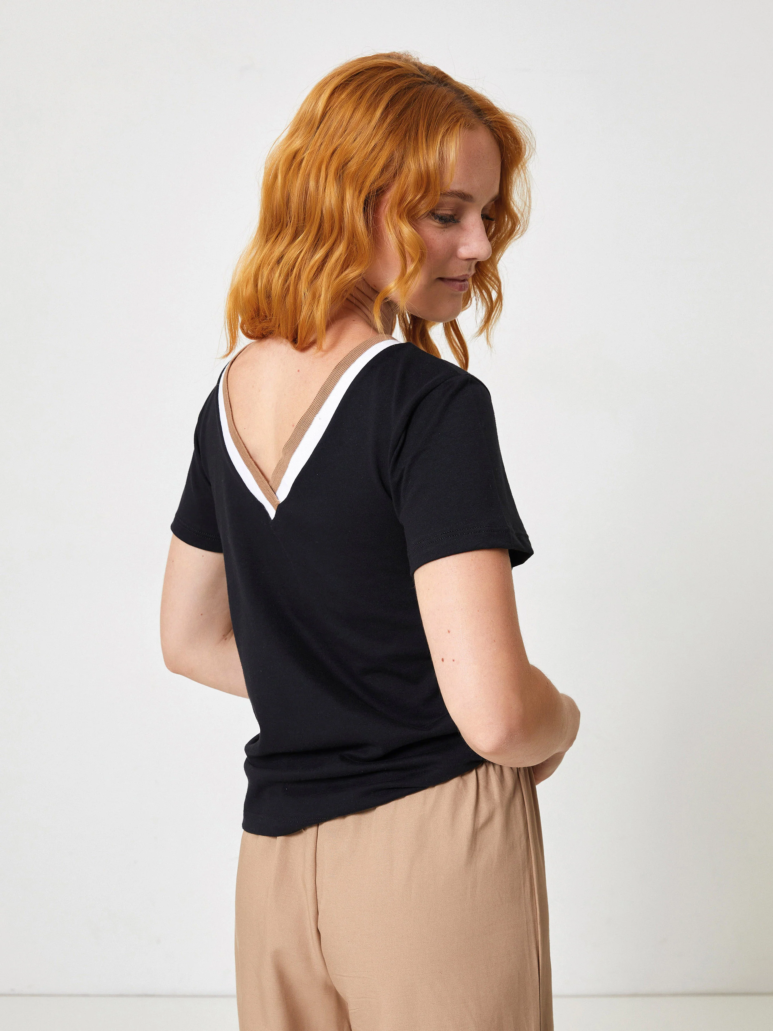 Maglia con scollo a v bicolore - Image 4