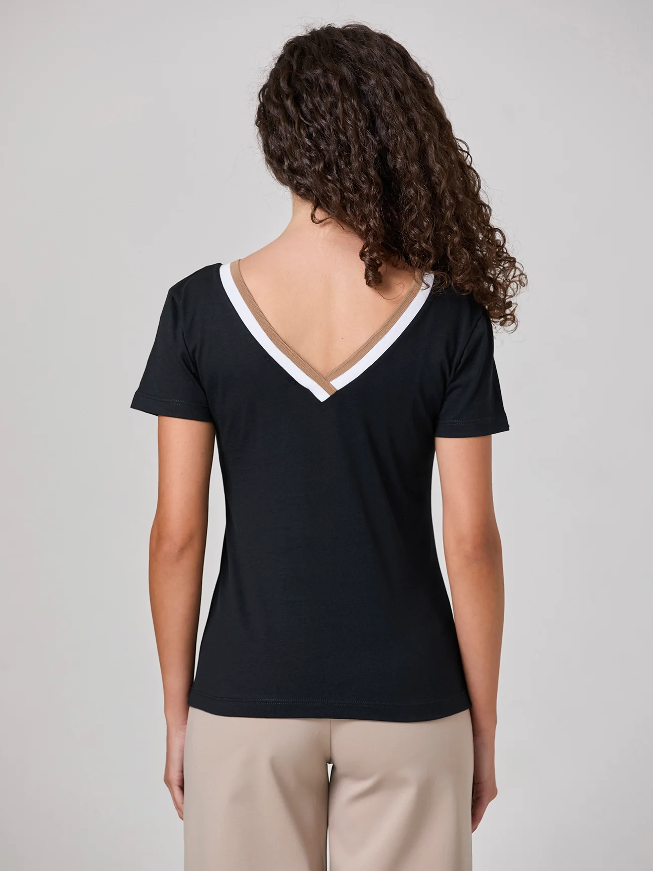 Maglia con scollo a v bicolore - Image 6