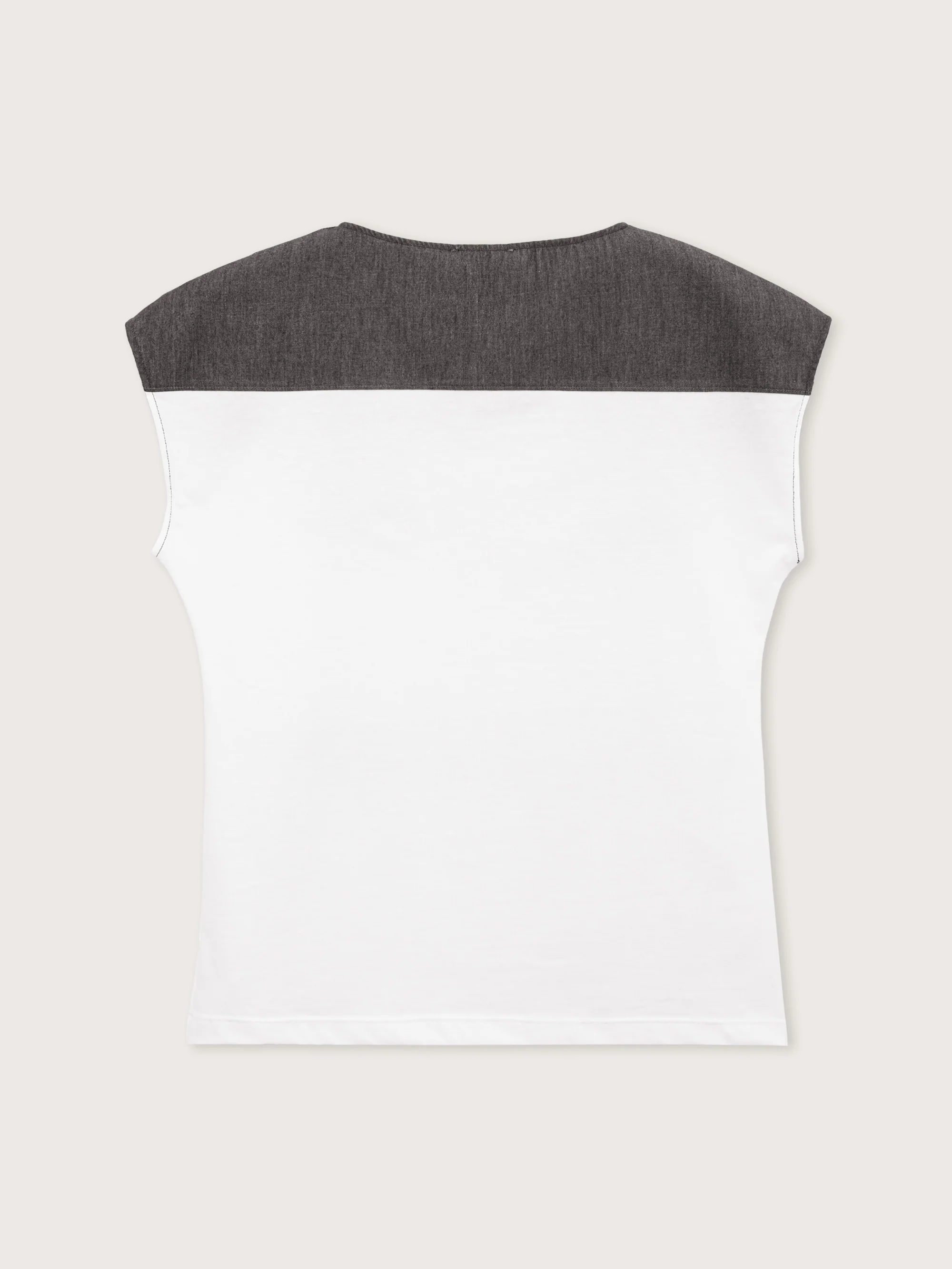 T-shirt con inserto jeans e taschino - Image 11