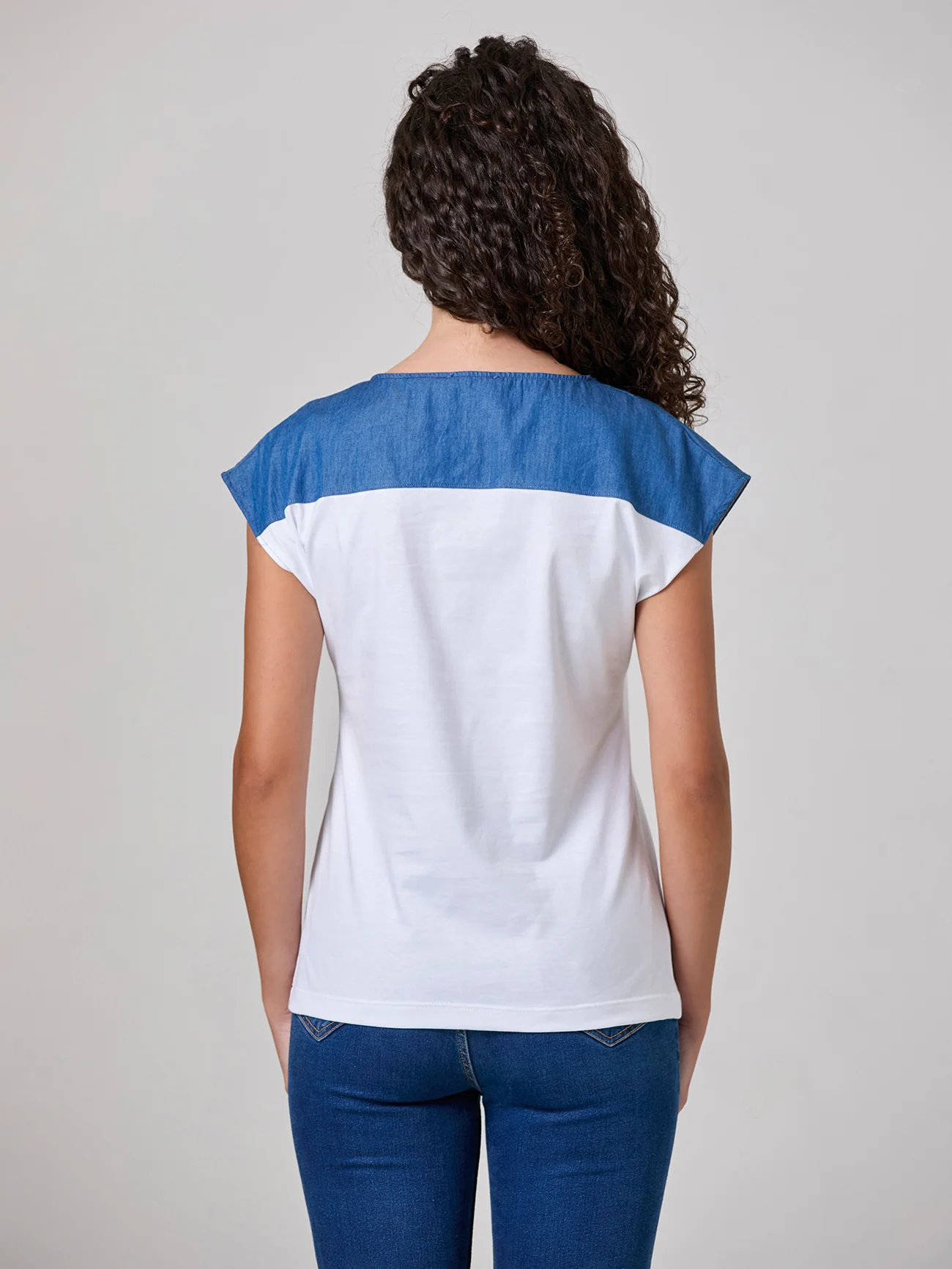 T-shirt con inserto jeans e taschino - Image 3