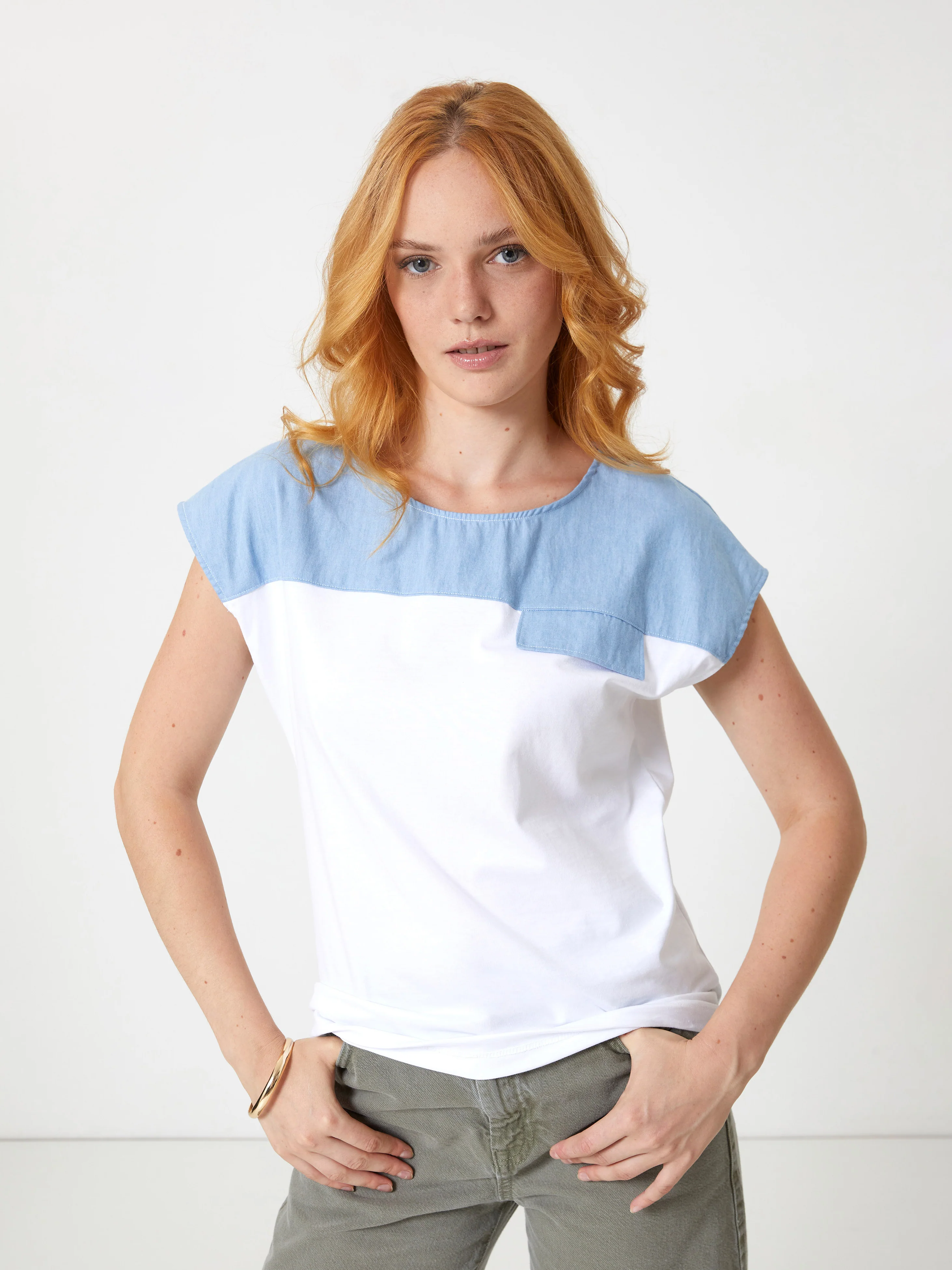 T-shirt con inserto jeans e taschino - Image 6