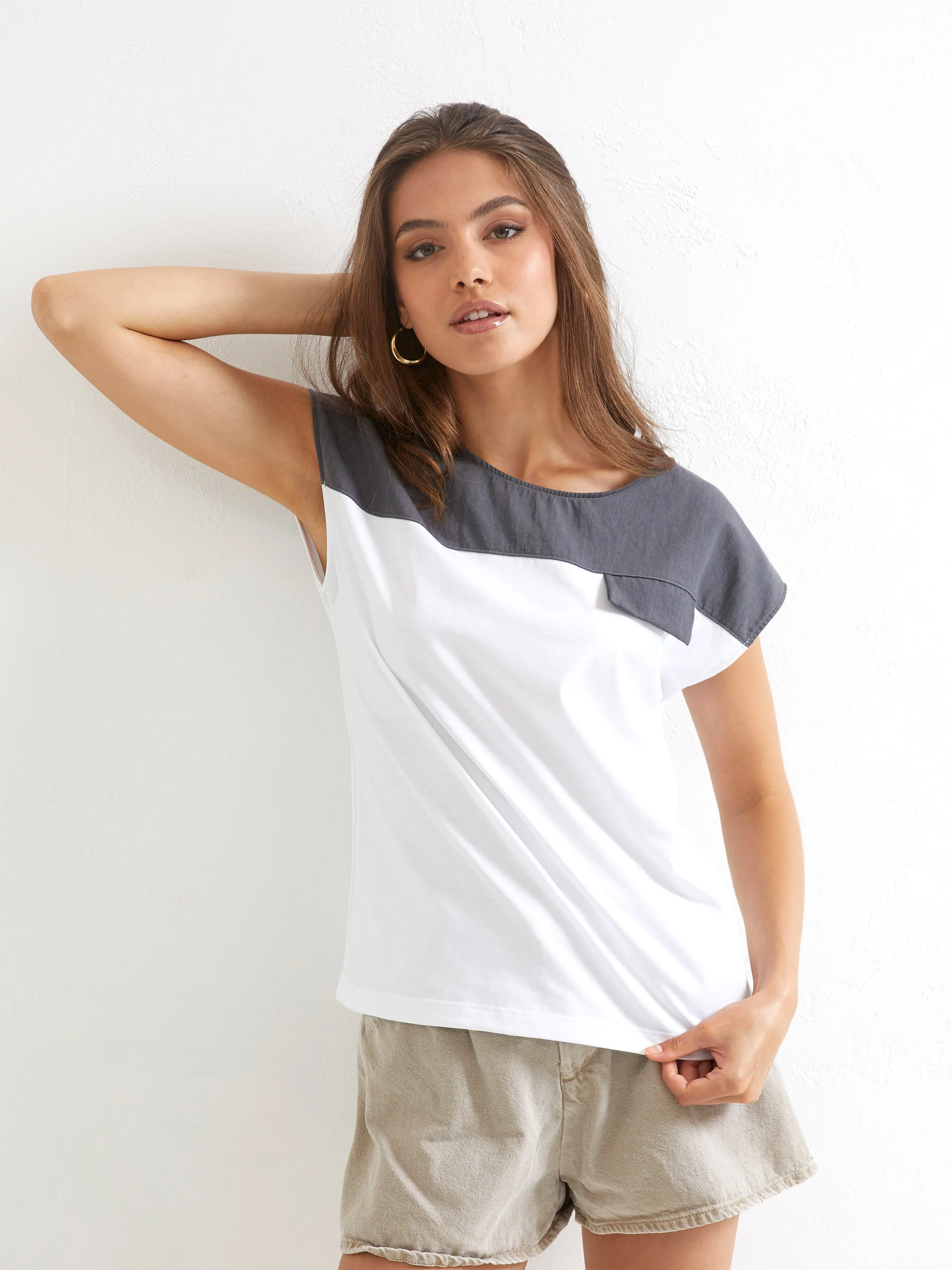 T-shirt con inserto jeans e taschino - Image 9